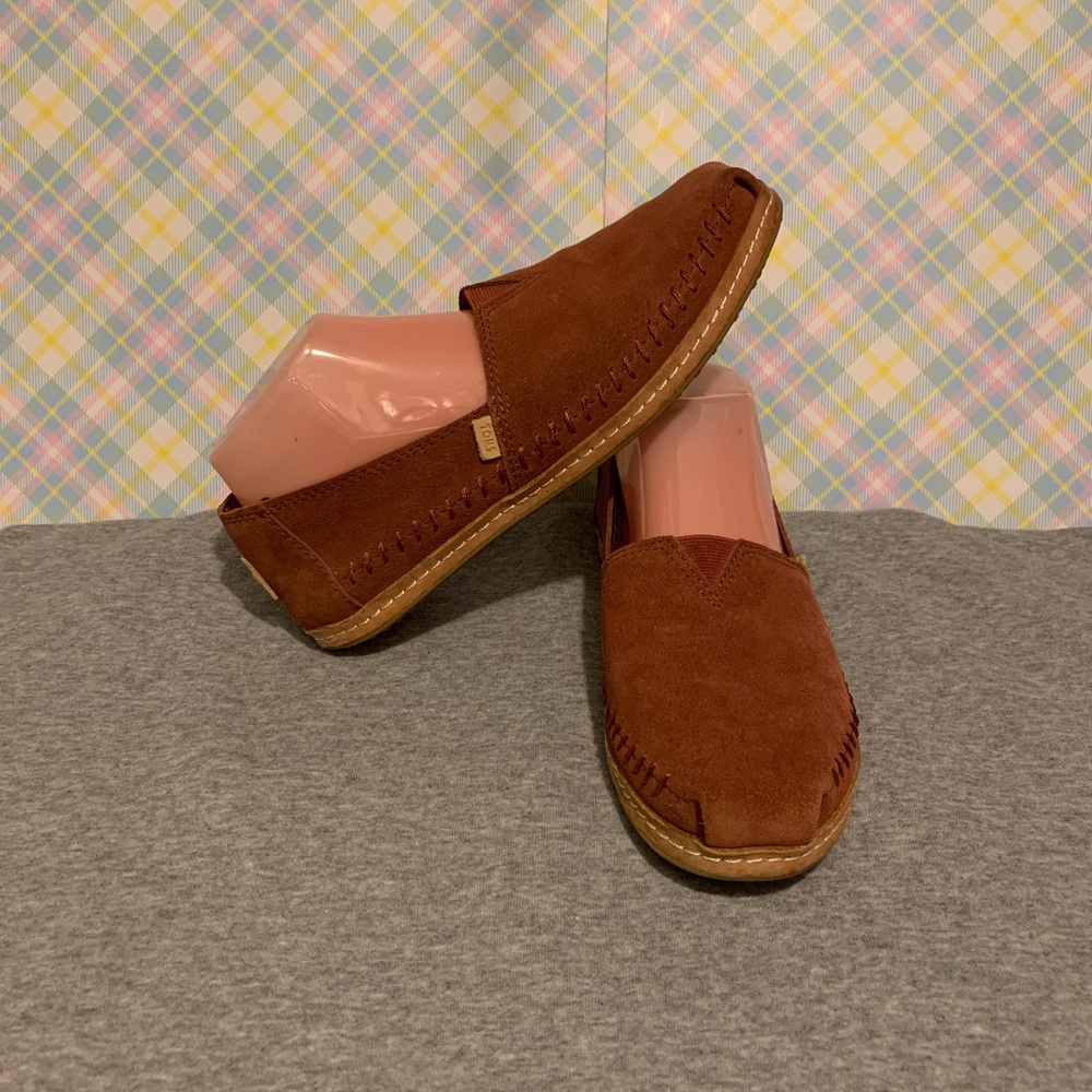 Tom’s flat shoes